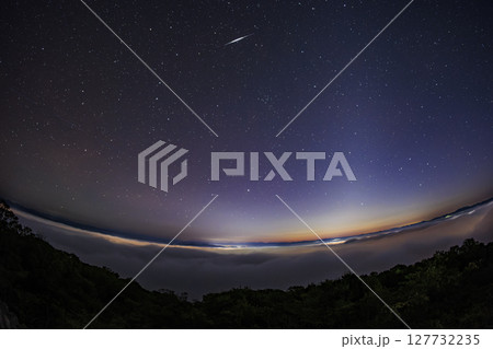 秋の星景色 雲海い広がる明け空の北斗七星と春の大曲線 秋の星景色 雲海い広がる明け空の北斗七星と春の大曲線 127732235