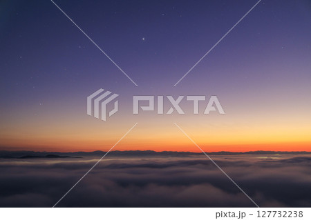 雲海広がる朝焼け空に残る星 127732238