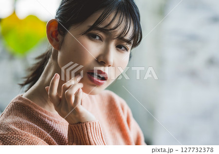 女性の仕草 女性の仕草 127732378