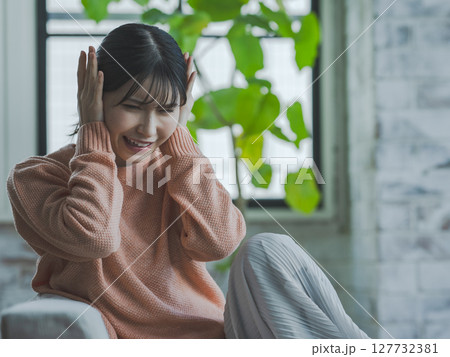 女性の仕草 127732381