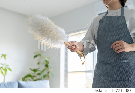 はたきで掃除をする女性 はたきで掃除をする女性 127732382