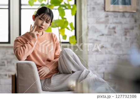 女性の仕草 127732386