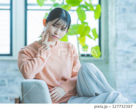 女性の仕草 127732387