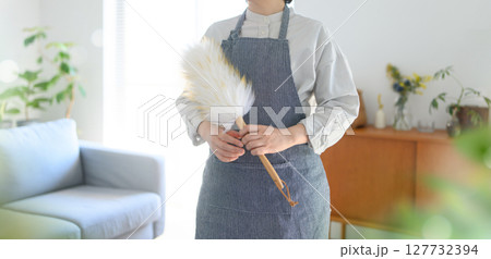 掃除をする女性 掃除をする女性 127732394
