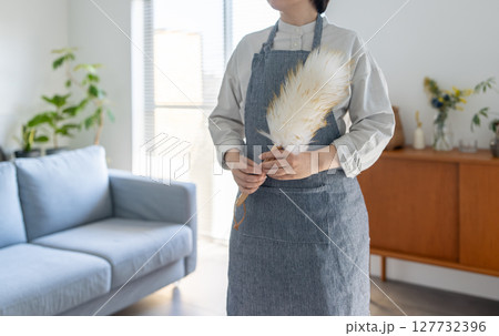 掃除をする女性 掃除をする女性 127732396