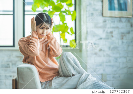 女性の仕草 127732397