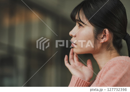 女性の仕草 女性の仕草 127732398