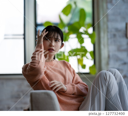 女性の仕草 127732400