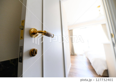 寝室のドア 127732401