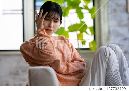 女性の仕草 127732409