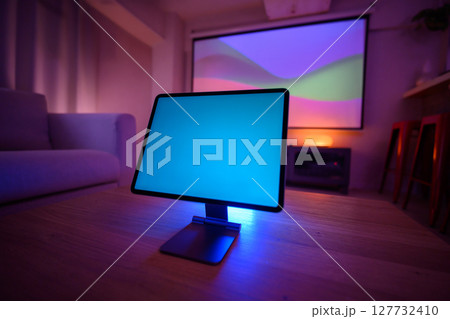 部屋でのワンシーン 127732410