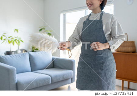 掃除をする女性 127732411