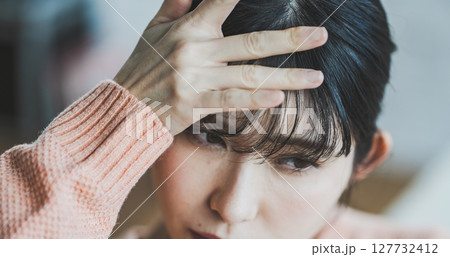 女性の仕草 女性の仕草 127732412