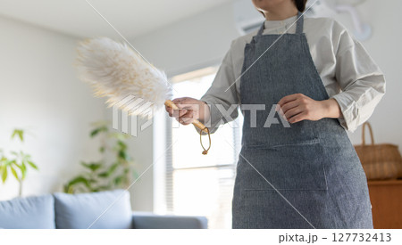 掃除をする女性 掃除をする女性 127732413