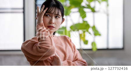 女性の仕草 127732416