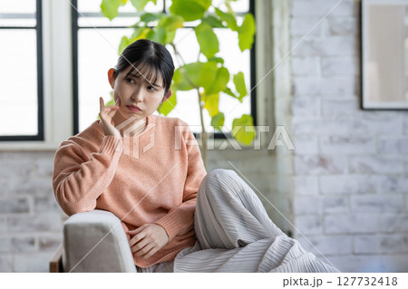 女性の仕草 127732418
