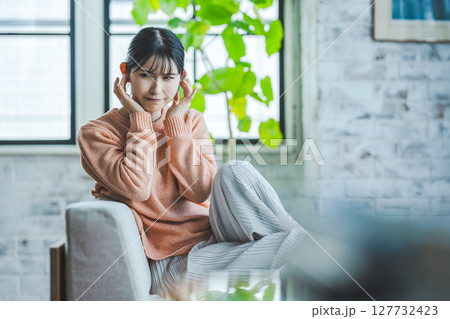 女性の仕草 127732423