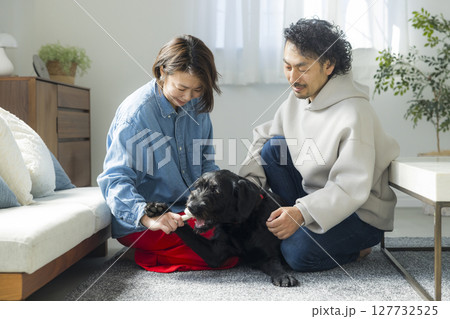 愛犬と夫婦 127732525