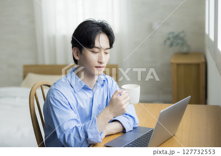 パソコンを使う若い男性 127732553
