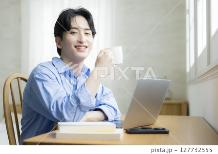 パソコンを使う若い男性 パソコンを使う若い男性 127732555