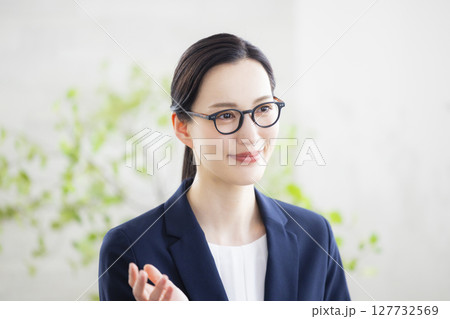 ミーティングをするビジネスウーマン　　　   127732569