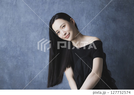黒いオフショルを着た女性 黒いオフショルを着た女性 127732574