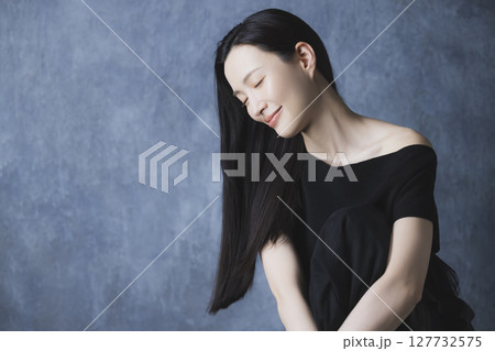 黒いオフショルを着た女性  127732575