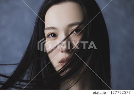 黒いオフショルを着た女性 黒いオフショルを着た女性 127732577