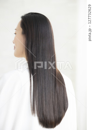 ヘアケアをする女性　　　 127732629