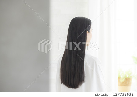 ヘアケアをする女性　　　 127732632