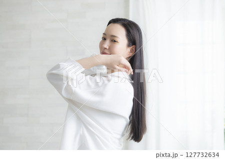 ヘアケアをする女性　　　 127732634