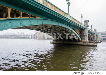 foggy london and city streets scenes foggy london and city streets scenes 127733512