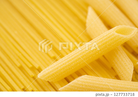 乾燥パスタのスパゲッティとペンネリガーテのクローズアップ 127733718