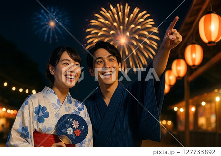 Fireworks date, 夏祭りの夜を彩る浴衣カップルの笑顔 127733892