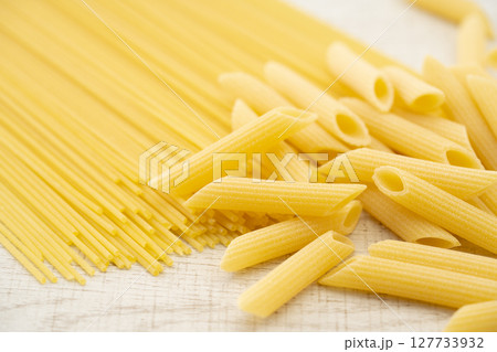 乾燥パスタのスパゲッティとペンネリガーテのクローズアップ 乾燥パスタのスパゲッティとペンネリガーテのクローズアップ 127733932