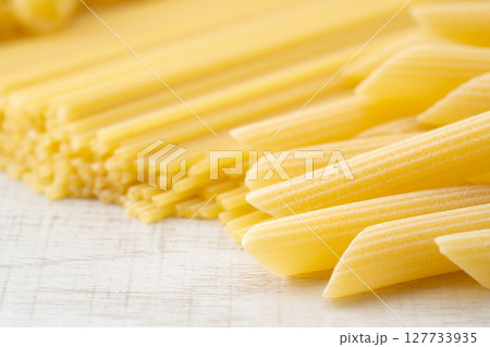 乾燥パスタのスパゲッティとペンネリガーテのクローズアップ 127733935