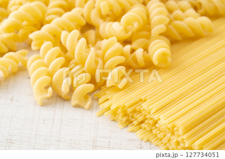 乾燥パスタのスパゲッティとフジッリ 127734051
