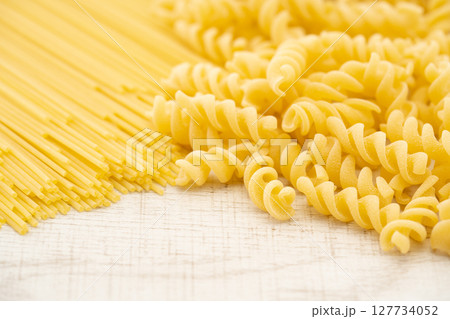 乾燥パスタのスパゲッティとフジッリ 127734052