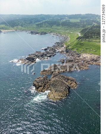 空撮「青森県」ドローンで葦毛崎の風景を撮影　種差海岸 127734069