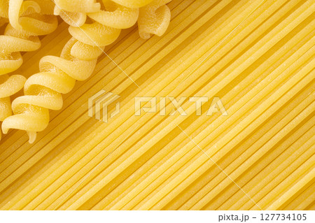 乾燥パスタのスパゲッティとフジッリのクローズアップ 127734105