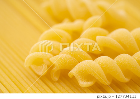 乾燥パスタのスパゲッティとフジッリのクローズアップ 127734113