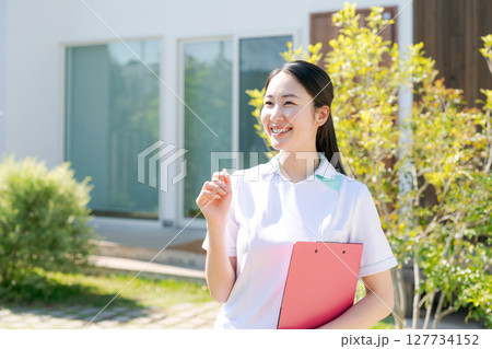 建物の前で微笑む女性看護師 建物の前で微笑む女性看護師 127734152