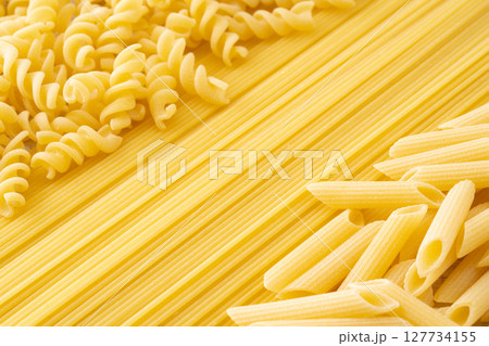 乾燥パスタのスパゲッティとペンネとフジッリ 127734155