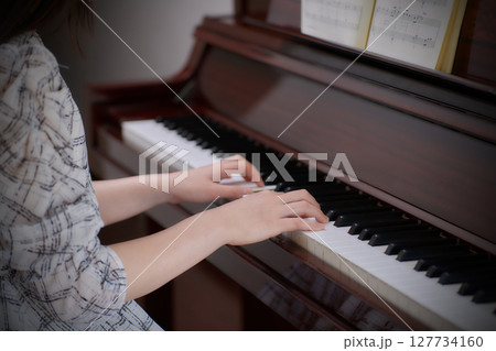 ピアノを弾く若い女性 127734160