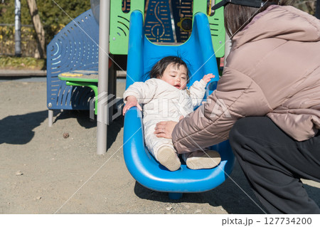 【相模原市立麻溝公園の子どもの広場でママと遊ぶ1歳児】 127734200