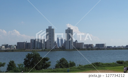 大阪　淀川河川敷から望む対岸のビル群　初夏の景色⑨ 127734212
