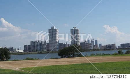 大阪 淀川河川敷から望む対岸のビル群 初夏の景色⑥ 大阪 淀川河川敷から望む対岸のビル群 初夏の景色⑥ 127734215