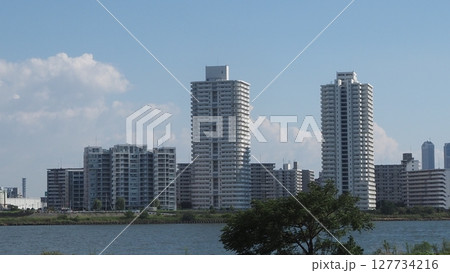 大阪　淀川河川敷から望む対岸のビル群　初夏の景色⑤ 127734216
