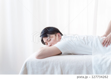 客に施術するエステティシャン 127734262