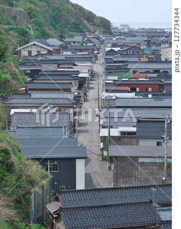 新潟県出雲崎町：「妻入りの街並み展望広場」からの眺望 127734344